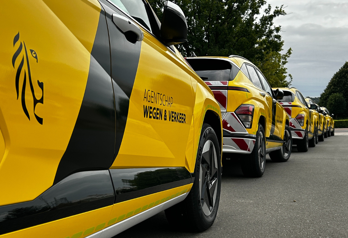 Side view of the Agentschap Wegen & Verkeer fleet, in black and yellow colors. the backside of the cars are fitted with reflective striping.